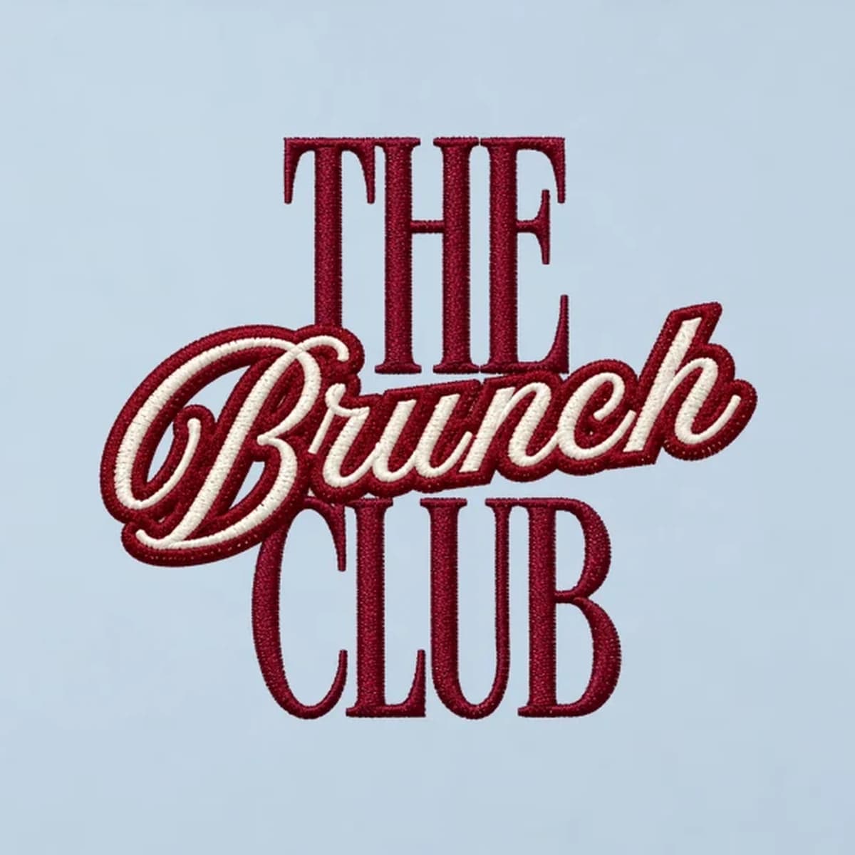 Broderie et impression personnalisées : lettrage The Brunch Club brodé bordeaux et crème, gros plan